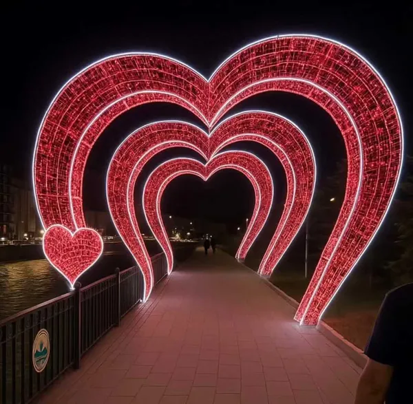LED Heart Arch Decorative Light – Customizable Romantic & Festive Lighting